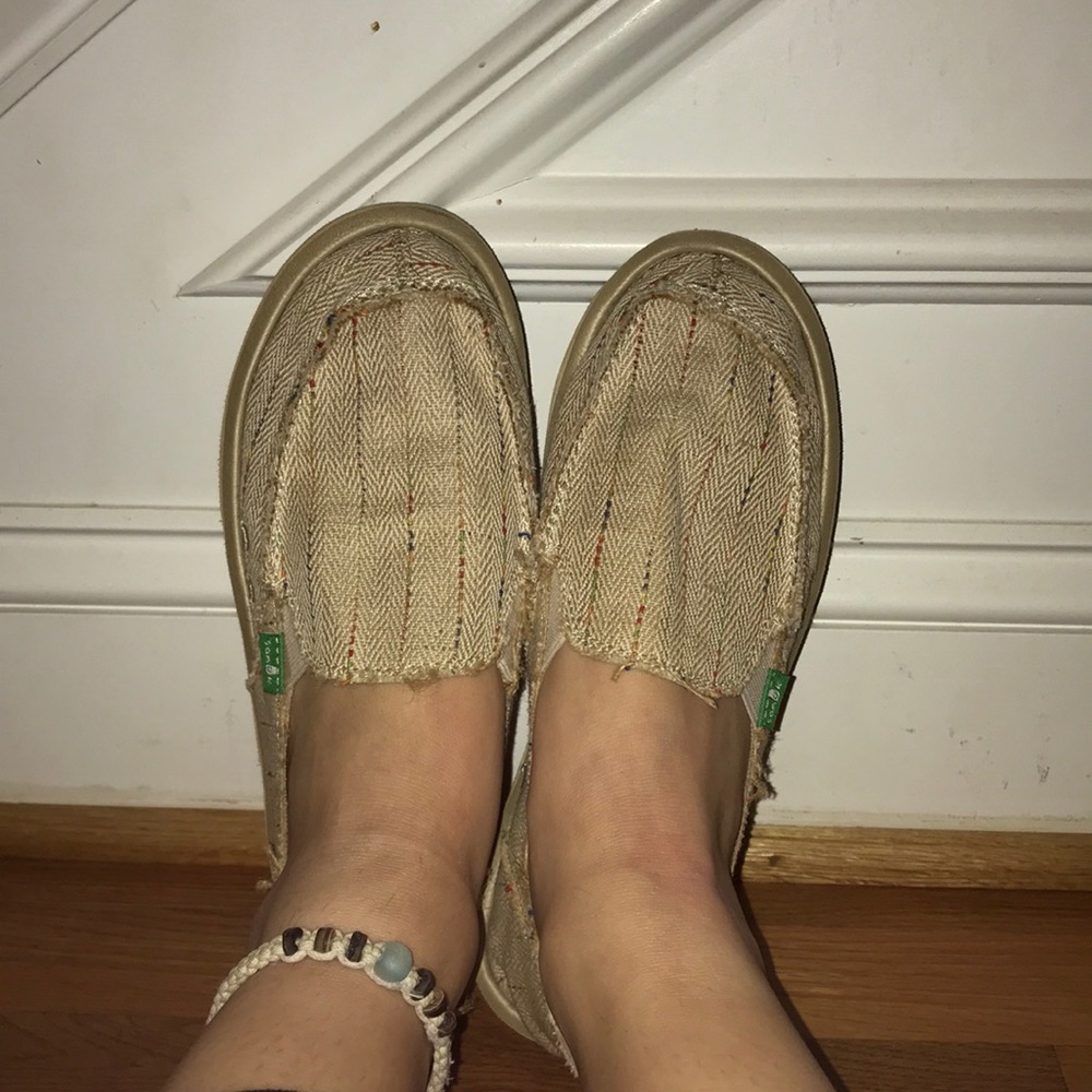 Women’s tan Sonuk slip on shoes. Size:7